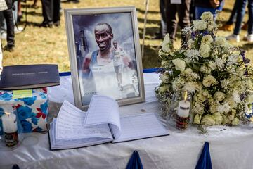 Una fotografía del corredor de maratón keniano junto a un libro de condolencias durante su funeral. 