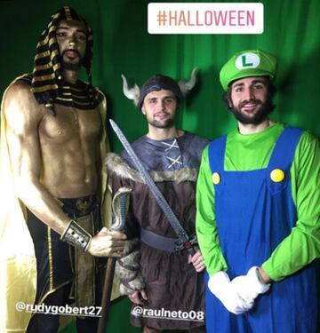 Rudy Gobert, Raúl Neto y el español Ricky Rubio, compañeros en los Utah Jazz de la NBA, con sus originales y variados disfraces de Halloween de este año. 