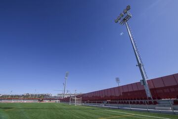 Así es el Centro Deportivo Wanda Alcalá de Henares, la nueva sede del conjunto rojiblanco situada al nordeste de Madrid. Varios equipos de su Academia comenzarán a entrenarse en estas nuevas instalaciones rojiblancas. En el recinto hay cuatro campos de fútbol-11 y otros más de fútbol-7. Se completa con una tienda oficial del club, una cafetería, gimnasio para los jugadores, una gran zona médica, oficinas para la Academia, aulas de estudio para los chicos y chicas y más de 30 vestuarios.