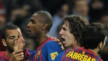 <b>BAJAS. </b>Fàbregas (puede jugar) se abraza a Puyol, Abidal y Alves (bajas), tras marcar 'Abi' al Madrid.