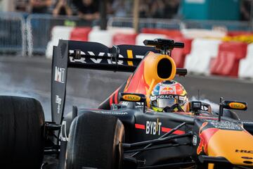 El piloto de F1 Checo Perez recorre con el monoplaza ‘Red Bull RB7 (2011)’ el recorrido urbano entre la Puerta de Alcalá, el edificio Metrópolis, Cibeles y un tramo de Paseo Recoletos, a 15 de julio de 2023, en Madrid (España). Red Bull ha transformado el centro de Madrid en un circuito de Fórmula 1 para la exhibición ‘Fórmula 1 Red Bull Show Run Comunidad de Madrid', donde varios vehículos deportivos participan en este evento deportivo.
Diego Radamés / Europa Press
15/07/2023