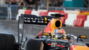 El piloto de F1 Checo Perez recorre con el monoplaza ‘Red Bull RB7 (2011)’ el recorrido urbano entre la Puerta de Alcalá, el edificio Metrópolis, Cibeles y un tramo de Paseo Recoletos, a 15 de julio de 2023, en Madrid (España). Red Bull ha transformado el centro de Madrid en un circuito de Fórmula 1 para la exhibición ‘Fórmula 1 Red Bull Show Run Comunidad de Madrid', donde varios vehículos deportivos participan en este evento deportivo.
Diego Radamés / Europa Press
15/07/2023