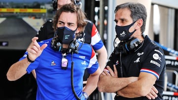 Fernando Alonso y Davide Brivio (Alpine). Bahr&eacute;in, F1 2021. 
