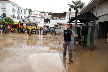 Trabajos de limpieza en el municipio de Benagarmosa, de la Axarquía, tras el paso de la DANA, en Málaga.