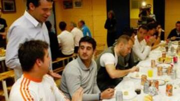 <b>BIEN ALIMENTADOS. </b>Luis García y Rubén Suárez, ante la paella a la que invitó el entrenador.