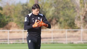 Carlos Marín se coloca los guantes
