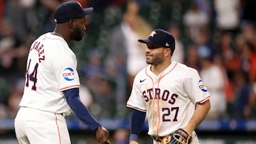 Houston (United States), 04/04/2024.- Houston Astros designated hitter Yordan Alvarez (L) and Houston Astros second baseman Jose Altuve (R) celebrate at the end of the ninth inning of the Major League Baseball (MLB) game between the Houston Astros and the Toronto Blue Jays in Houston, Texas, USA, 03 April 2024. EFE/EPA/ADAM DAVIS
