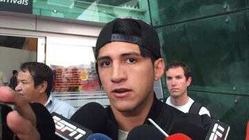 El delantero regresó a tierras tapatías tras la fractura de húmero que sufrió durante el partido ante Paraguay, y que lo dejó sin Copa Oro.
