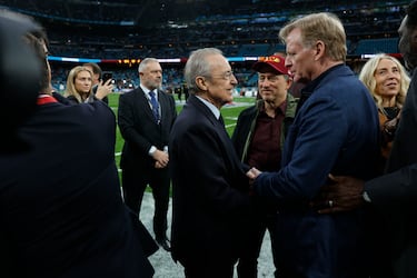 El presidente del Real Madrid, Florentino Pérez, junto al propietario de los Washington Commanders, Josh Harris (el hombre con gorra) y el comisionado Roger Goodelll antes del partido que este domingo disputan los Miami Dolphins contra los Washington Commanders en el Estadio Santiago Bernabéu. 