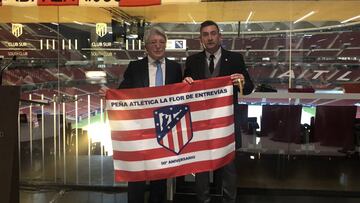 Enrique Cerezo con Luis Fernando Borreguero, presidente de la peña La Flor de Entrevías.