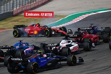 En un sábado de infarto Sainz se impuso quizá a los dos mejores calificadores de la parrilla, Leclerc y Verstappen, por 65 y 92 milésimas para salir por tercera vez en la pole desde la que aspiraba a la victoria en Austin. Pero un domingo que prometía acabó a las primeras de cambio. Max se puso en cabeza al llegar a la primera curva y el español cogió la trazada exterior dispuesto a salir con más velocidad… hasta que Russell se lo llevó puesto sin remedio dejándole fuera de carrera. “Ha venido uno que no estaba ni siquiera en la batalla y me ha dado por detrás”, lamentaba después el 55.