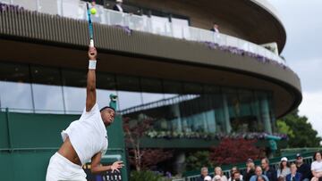 Giovanni Mpetshi Perricard en acción contra Sebastian Korda en Wimbledon.