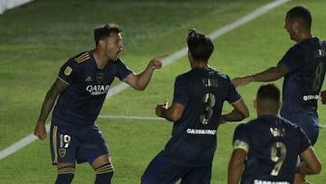 Boca Juniors' forward Mauro Zarate (L) celebrates with teammates after scoring a goal against Argentinos Juniors, during their Copa Diego Maradona 2020 match at Diego Armando Maradona Stadium, in Buenos Aires, on January 9, 2021. (Photo by ALEJANDRO PAGNI / AFP)