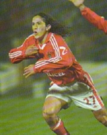Cristián Uribe logró dar el salto a Benfica (1999) tras llegar a Colo Colo. Pero nunca logró mayor notoriedad. Se retiró el 2010 en San Luis.