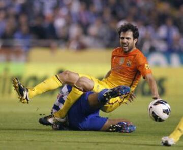 Jornada 8 / DEPORTIVO DE LA CORUÑA - BARCELONA. Cesc Fábregas cae ante la entrada de un jugador del Deportivo de la Coruña.