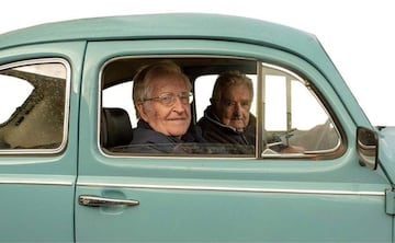 Noam Chomsky Pepe Mujica, a bordo del automvil del expresidente uruguayo su viejo VW, en una imagen promocional del documental 'Chomsky & Mjica'.