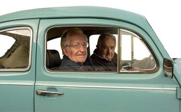 Noam Chomsky Pepe Mujica, a bordo del automóvil del expresidente uruguayo su viejo VW, en una imagen promocional del documental 'Chomsky & Mújica'.