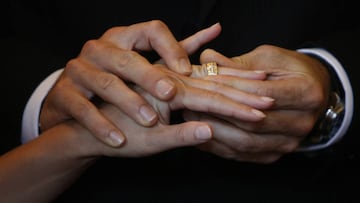 Una mujer pierde su anillo de bodas de 9.000 euros en el mar y su reacción para recuperarlo se vuelve viral: “¡Lo encontré!”