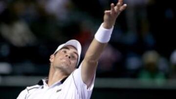 John Isner saca durante el encuentro ante Nishikori.