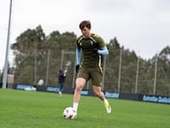 Fer López conduce el balón durante su primer entrenamiento con el Celta tras acordarse su cesión procedente del Wolverhampton.