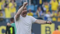 El entrenador del C&aacute;diz CF Sergio Gonz&aacute;lez celebra la victoria ante el Elche, tras el partido de la jornada 35 de Liga en Primera Divisi&oacute;n que enfrent&oacute; al C&aacute;diz CF y el Elche CF en el Estadio Nuevo Mirandilla, en C&aacut