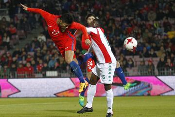 Futbol, Chile vs Burkina Faso.
Partido amistoso 2017.
El jugador de Chile Edson Puch, izquierda,   juega el balÃ³n contra Burkina Faso durante el partido amistoso  en el estadio Nacional.
Santiago, Chile.
02/06/2017
Marcelo Hernandez/Photosport***************

Football, Chile vs Burkina Faso.
Friendly match 2017.
Chile's player Edson Puch, left,,  play the ball  during friendly match against Burkina Faso at Nacional stadium in Santiago, Chile.
02/06/2017
Marcelo Hernandez/Photosport