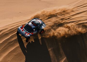 Stephane Peterhansel y Edouard Boulanger durante la segunda etapa del Dakar 2024 con un recorrido entre Al Henakiyah y Al Duwadimi.