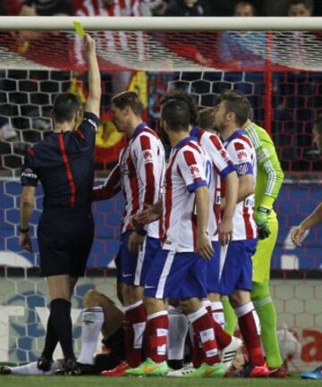 Falta de Fernando Torres a Otamendi. Tarjeta amarilla.