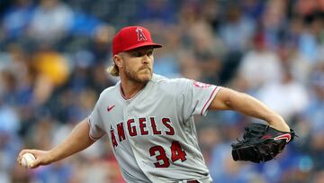 KANSAS CITY, MISSOURI - JULY 25: Starting pitcher Noah Syndergaard #34 of the Los Angeles Angels pitches during the 1st inning of the game against the Kansas City Royals at Kauffman Stadium on July 25, 2022 in Kansas City, Missouri.   Jamie Squire/Getty Images/AFP
== FOR NEWSPAPERS, INTERNET, TELCOS & TELEVISION USE ONLY ==