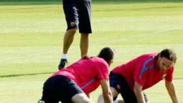 <b>ENTRENAMIENTO. </b>Guardiola da instrucciones a Milito y a Pinto, ayer, en la Ciudad Deportiva.