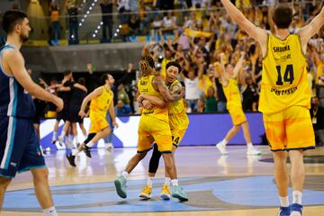 Triunfo, celebración y premio doble para el Gran Canaria. Campeón de la Eurocup y clasificación directa para la Euroliga la próxima temporada.