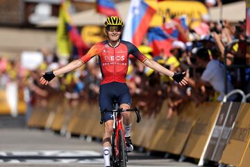 El ciclista espa?ol del INEOS - Grenadiers Carlos Rodr¨ªguez Cano entra a meta consiguiendo su primera victoria en el Tour de Francia.