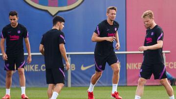 Demir, al lado de los De Jong.