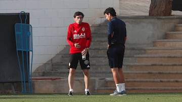 Marcelino, con Parejo en el entrene tras su expulsión.