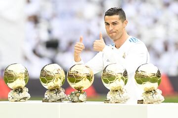 Cristiano Ronaldo ofrece su quinto balón de Oro al Bernabéu 