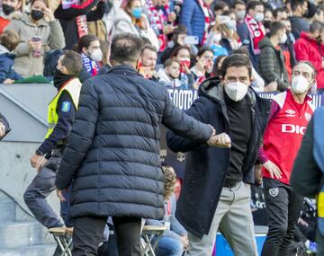 Saludo entre Simeone e Iraola. 