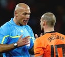 Sneijder acusa al árbitro de "robar" a Holanda