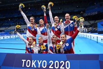 El equipo ruso de natación artística celebra la medalla de oro. 