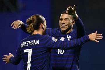 0-1. Antoine Griezmann celebró el primer gol con  Kylian Mbappé.