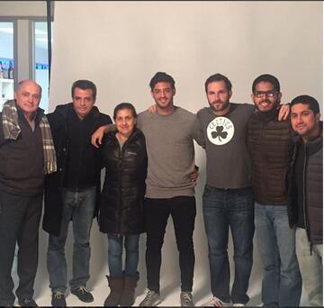 Los padres de Carlos Vela radican en México pero viajan constantemente para visitar a su hijo. Recientemente estuvieron en Los Ángeles, en la inauguración del Banc of California Stadium.