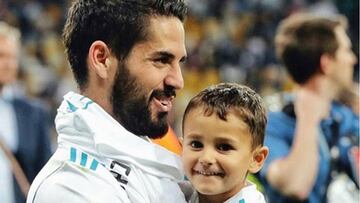 Isco con su hijo Francisco celebrando un t&iacute;tulo con el Real Madrid.