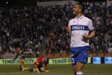 Kalinski le dio equilibrio y gol al mediocampo. Acá celebra un tanto ante Everton.