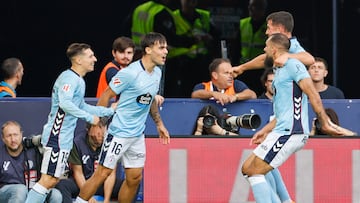 VALENCIA, 02/11/2025.- Los jugadores del Celta celebran su segundo gol durante el partido ante el Levante correspondiente a la undécima jornada de LaLiga EA Sports disputado este domingo en el Ciutat de València. EFE/ Ana Escobar