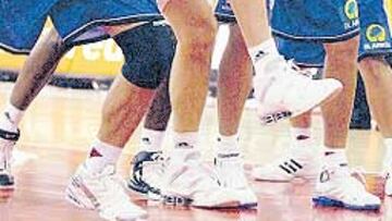 <b>PELEA DE GIGANTES. </b>Sinanovic pugna con Rentzias por un rebote.