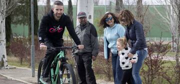 Ana, Aitana y dos vecinos de la localidad madrileña de Arganda del Rey animan a Damián.