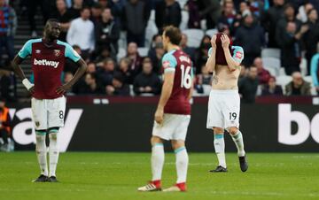 Tras la derrota de 0-3 ante el Burnley, seguidores de los Hammers ingresaron al campo para recriminar a sus jugadores.