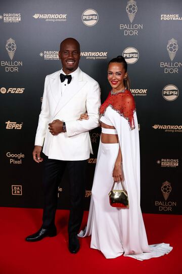 El exfutbolista marfileño y presentador de la velada Didier Drogba y su pareja Gabrielle Lemaire posan a su llegada a la ceremonia de entrega del Balón de Oro 2024.