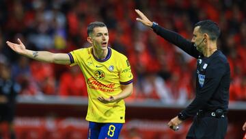 Alvaro Fidalgo of America and referee Cesar Arturo Ramos during the final second leg match between Toluca and America as part of the Liga BBVA MX, Torneo Clausura 2025 at Nemesio Diez Stadium on May 25, 2025 in Toluca, Estado de Mexico, Mexico.