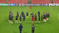 El Atlético se entrenó bajo la lluvia en Eindhoven