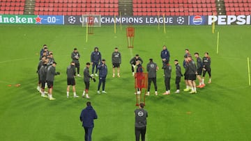 El Atlético, en el entrenamiento en el estadio del PSV.